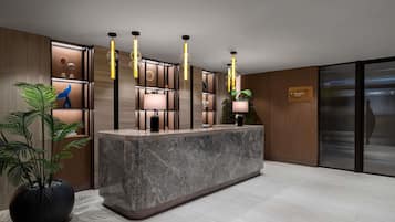 室內游泳池,開放時間為 09:00 至 18:00,提供日光浴躺椅