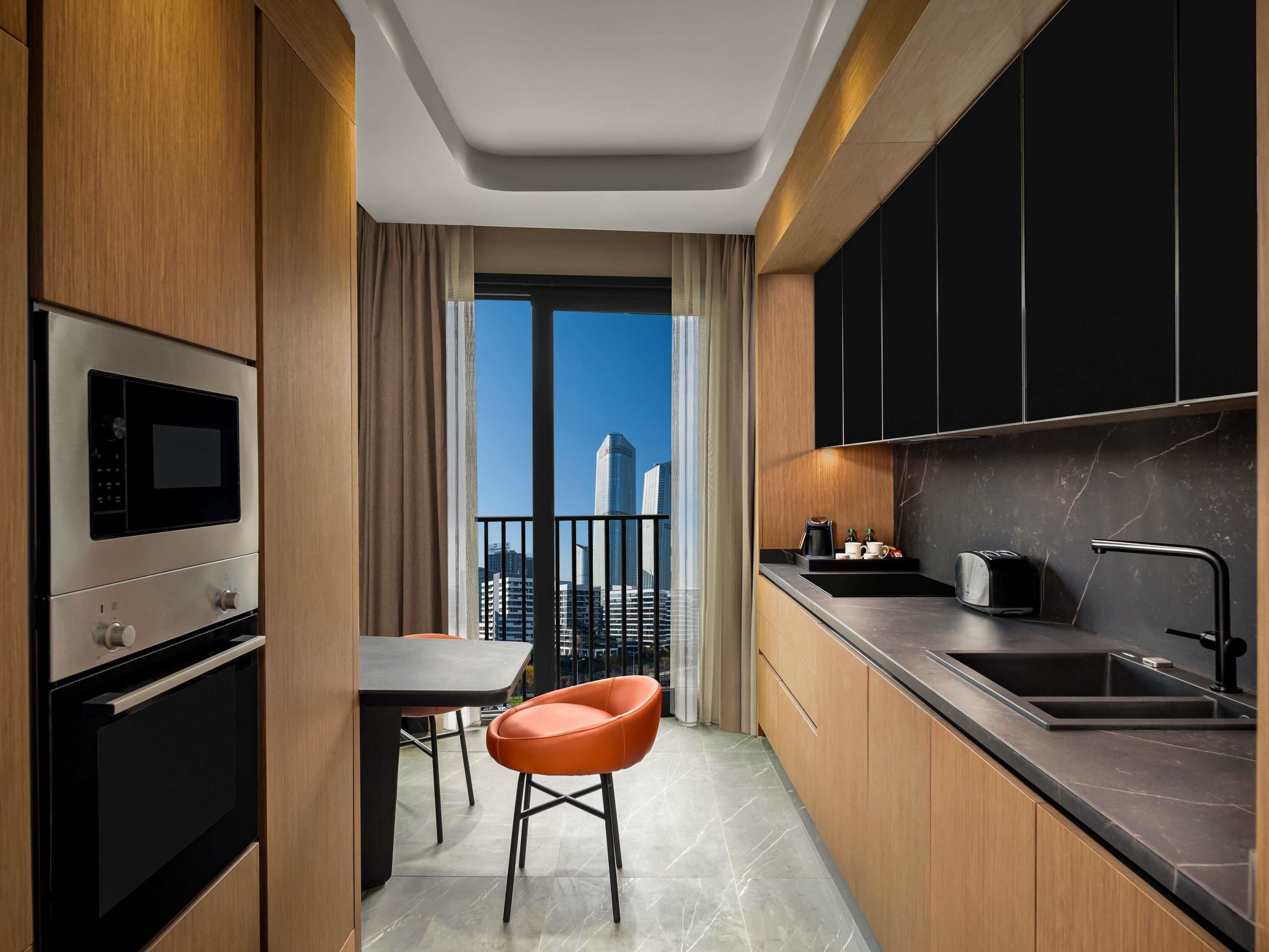 Seprai premium, selimut bulu angsa, brankas, dan didekorasi berbeda-beda