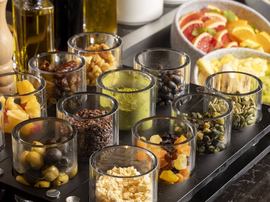 Une table de buffet proposant divers plats et accompagnements.