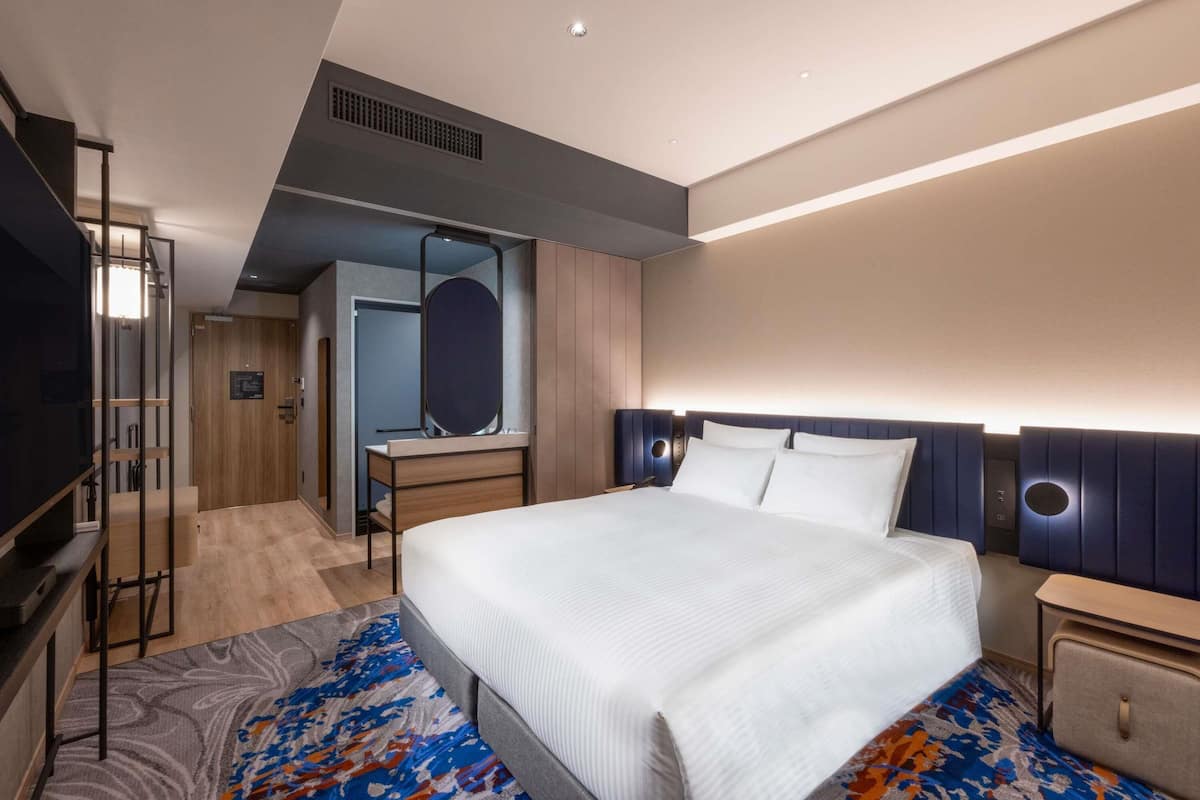 Hypo-allergenic bedding, in-room safe, blackout drapes, soundproofing