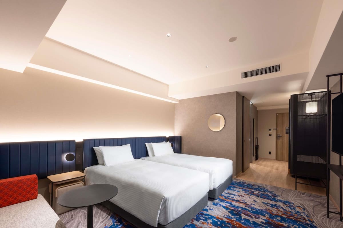 Superior Twin Room, 2 Twin Beds, Non Smoking, Bathtub | 1 bedroom, hypo-allergenic bedding, in-room safe, blackout drapes