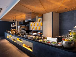 Breakfast, lunch, dinner served; Italian cuisine 