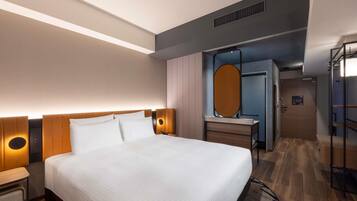 Executive Room with 1 double bed, Bathtub, Lounge Access | Hypo-allergenic bedding, in-room safe, blackout drapes, soundproofing