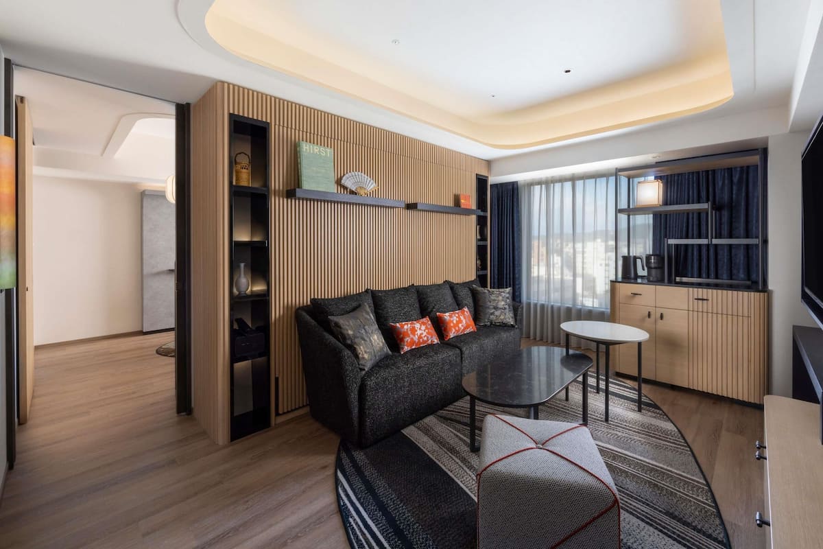 Executive Junior Suite with 2 single beds, Non Smoking, Club Lounge Access | Hypo-allergenic bedding, in-room safe, blackout drapes, soundproofing