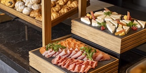 Daily buffet breakfast (JPY 3300 per person)