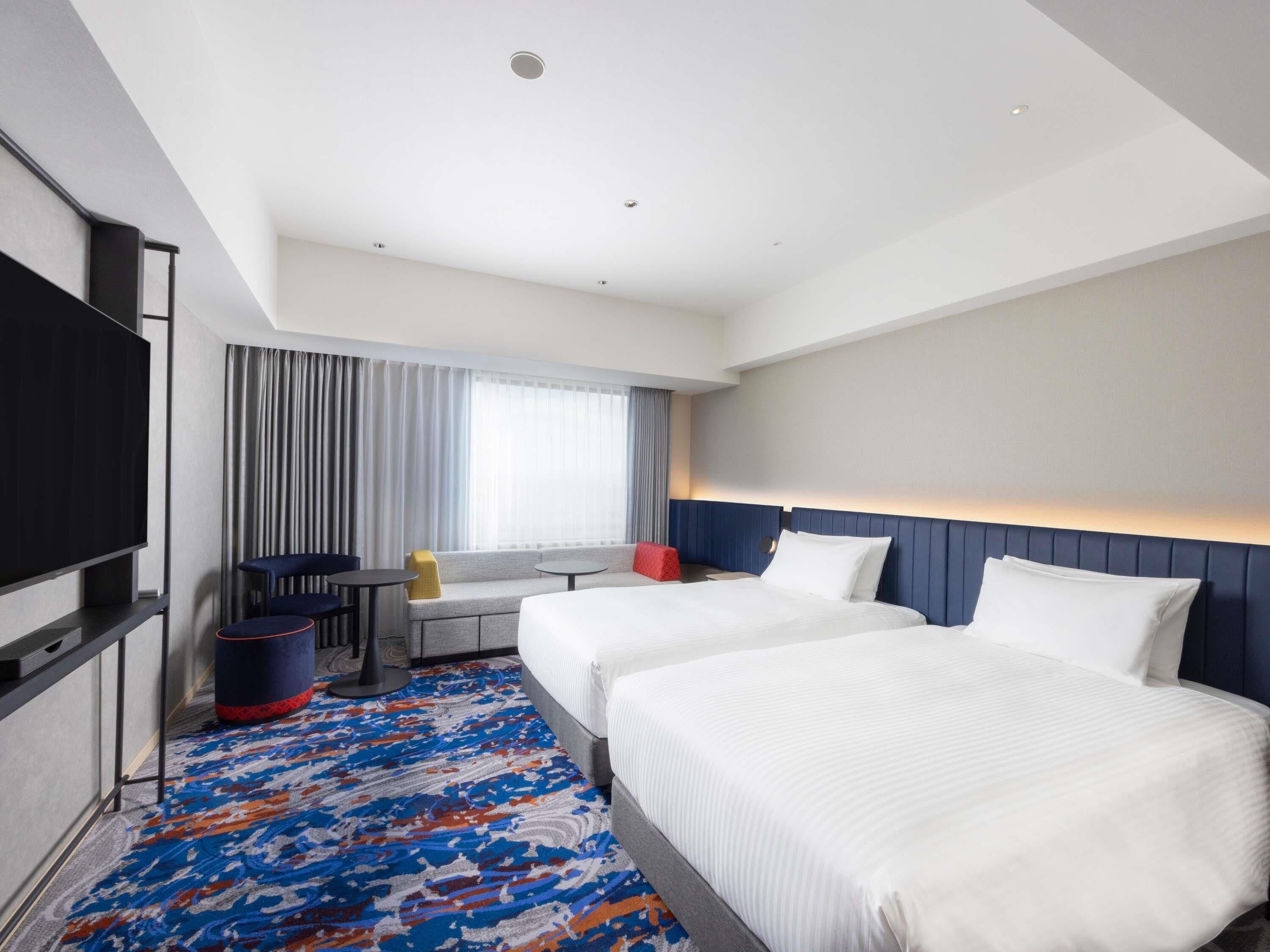 Ropa de cama hipoalergénica y caja de seguridad en la habitación 