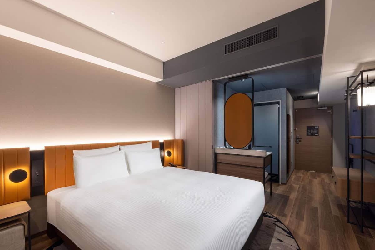 Executive Room with 1 double bed, Bathtub, Lounge Access | 1 bedroom, hypo-allergenic bedding, in-room safe, blackout drapes