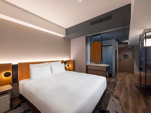 Executive Room with 1 double bed, Bathtub, Lounge Access | 1 bedroom, hypo-allergenic bedding, in-room safe, blackout curtains