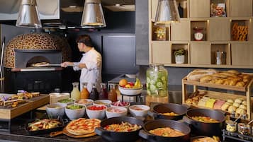 Se sirven desayunos, almuerzos y cenas; cocina italiana