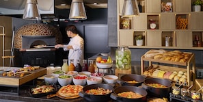 Der serveres morgenmad, frokost, aftensmad og italienske retter