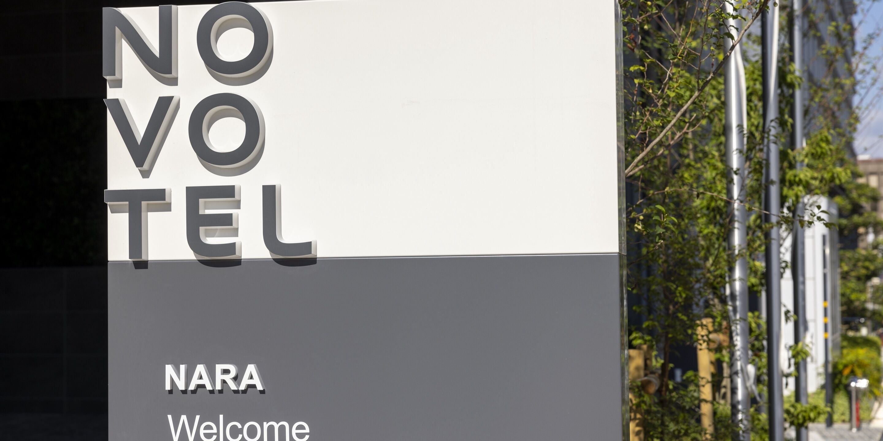 Señal del Hotel NARA con las palabras “NO VOTE” y “Bienvenido”.