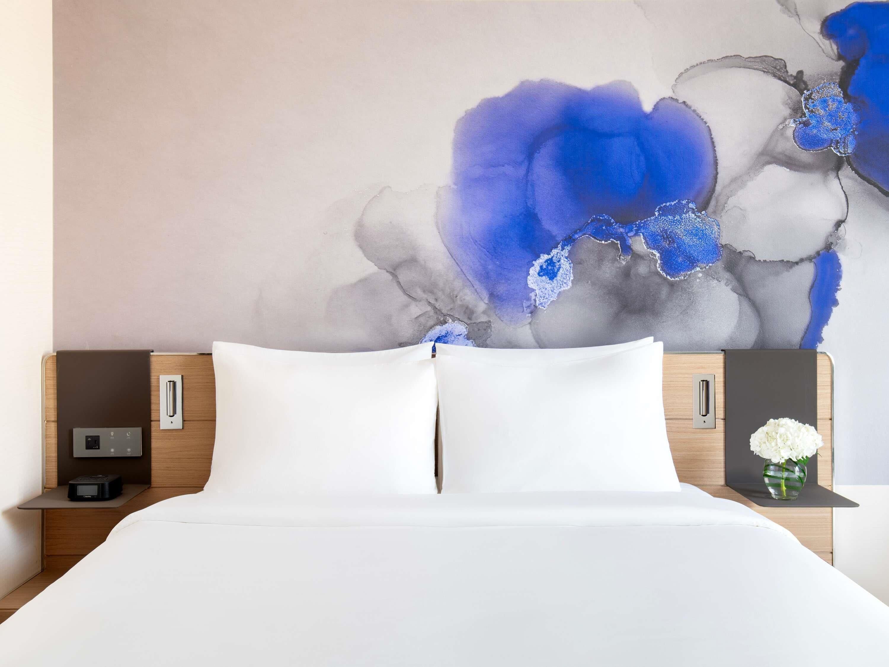 高级房, 1 张特大床 | 高档床上用品、迷你吧、客房内保险箱、遮光窗帘