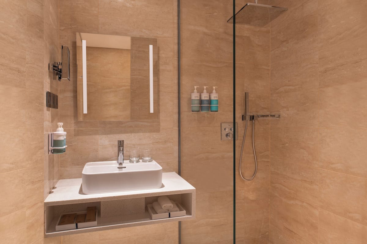 Shower, rainfall showerhead, free toiletries, hair dryer
