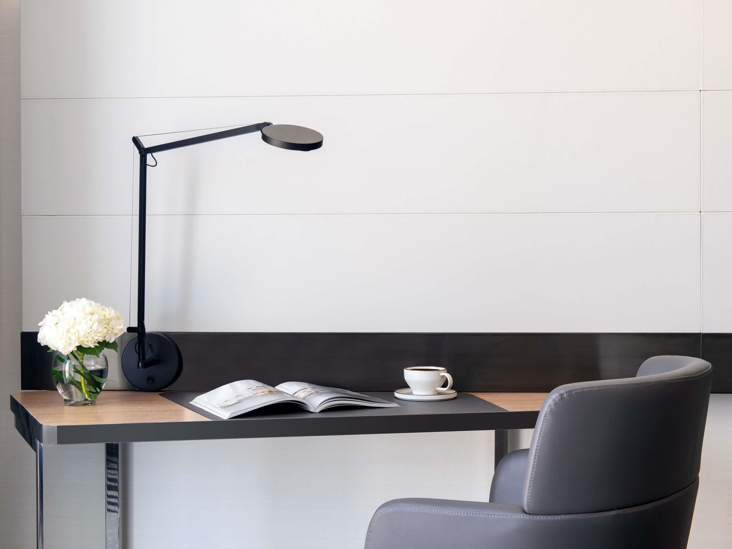 高级房, 1 张特大床 | 高档床上用品、迷你吧、客房内保险箱、遮光窗帘