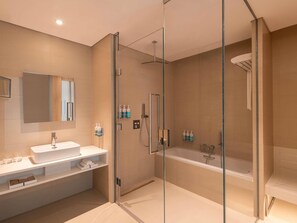 Ropa de cama de alta calidad y minibar 