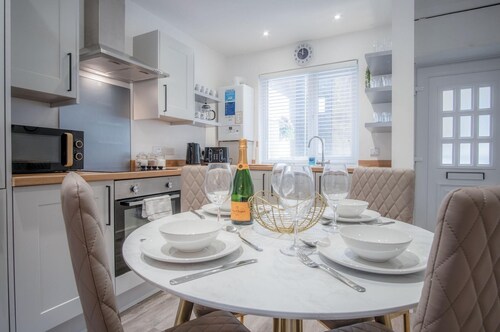 Luxurious Apartment Charlton Mews - 2 Bed - Tenby