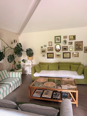 TV - New wooden villa, 5 minutes from the beach  (Arès)