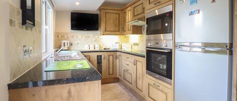 Electric kettle, toaster, cookware/dishes/utensils