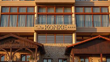 Un hotel con un letrero que dice "KONKE" y fachada de piedra.