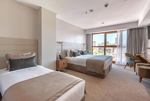 Deluxe Üç Kişilik Oda, Şehir Manzaralı | Odada kasa, güneşlik/perde, ücretsiz kablosuz İnternet 