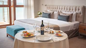 Suite Junior, pemandangan laut | Brankas, tirai kedap cahaya, dan Wi-Fi gratis