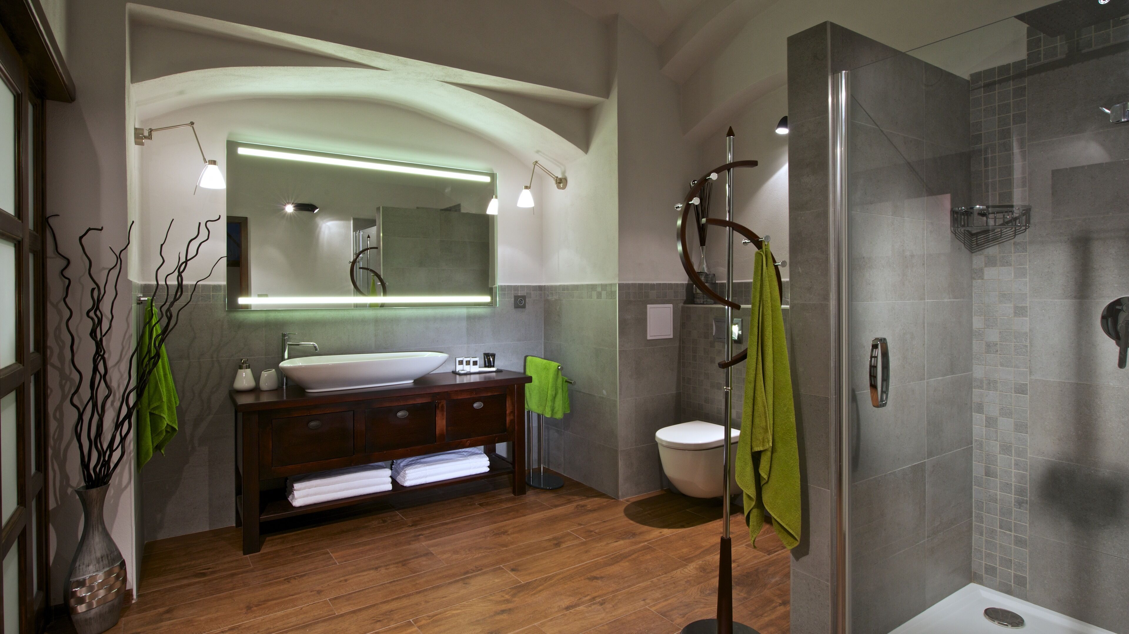 Grand-Apartment, 2 Schlafzimmer | Badezimmer | Designer-Toilettenartikel, Hausschuhe, Seife, Shampoo