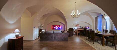 Departamento Grand, 2 habitaciones | Área de sala de estar | Smart TV, Netflix, reproductor de DVD y servicios de streaming