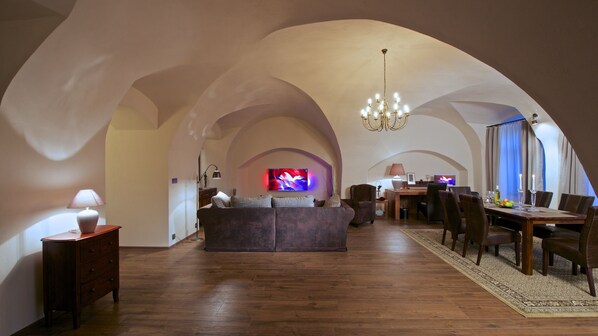 グランド アパートメント 2 ベッドルーム | リビング エリア | 55 インチのスマートテレビ (衛星放送視聴可)、Netflix、DVD プレーヤー