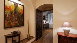 Grand Apartment, 2 Bedrooms | Living room | 55-inch Smart TV with satellite channels, Netflix, DVD player - Redfoxapartment Central (Kasperske Hory)