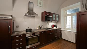 Apartamento Grand, 2 habitaciones | Cocina privada | Máquina de café espresso y hervidor eléctrico
