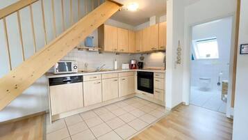 Coffee/tea maker, fridge, microwave, oven