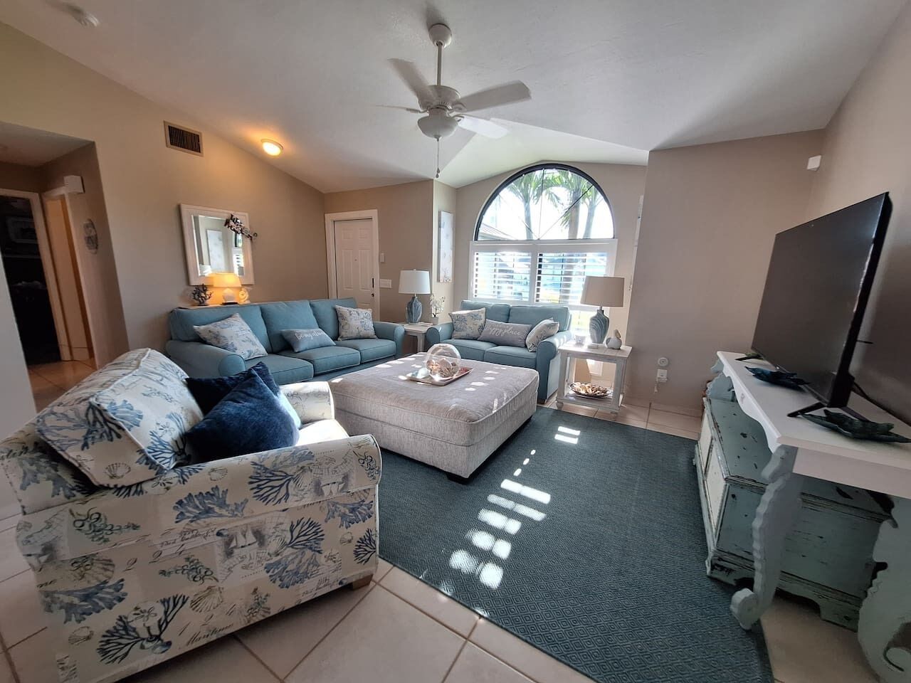 Smart-TV, DVD-spiller, bøker og musikkbibliotek