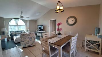 Smart-TV, DVD-spiller, bøker og musikkbibliotek