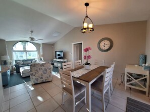 TV connectée, lecteur de DVD, livres, médiathèque