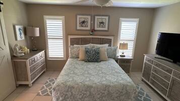 3 soverom, skrivebord, strykejern/-brett og reiseseng for barn