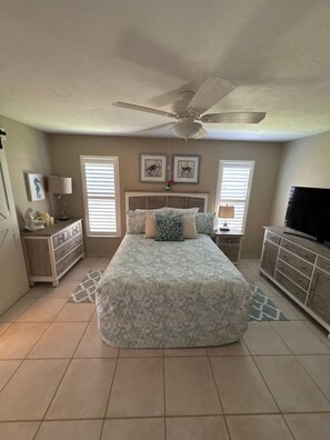 3 chambres, bureau, fer et planche à repasser, lit parapluie