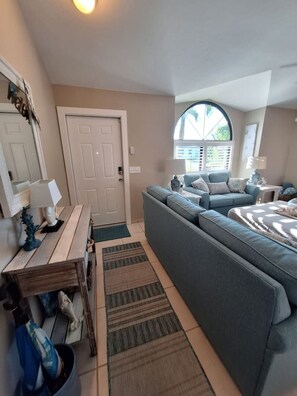 TV connectée, lecteur de DVD, livres, médiathèque