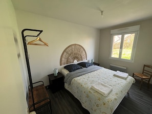 4 slaapkamers, een strijkplank/strijkijzer, reisbedje, gratis wifi