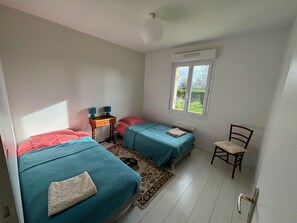 4 bedrooms, iron/ironing board, travel crib, free WiFi - Maison Proche des Plages à Portbail-sur-mer. Accueil vos Animaux et Chevaux (Port-Bail-sur-Mer)