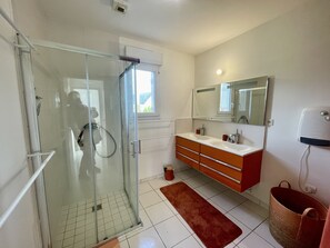 Douche, sèche-cheveux, serviettes fournies, savon