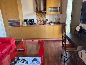 Fridge, microwave, oven, stovetop - BEAUTIFUL APARTMENT MALAGA CENTER-TEATRO CERVANTES (Málaga)