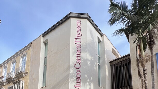 Un museo con fachada moderna y acceso despejado.