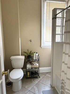 Séchoir à cheveux, serviettes fournies