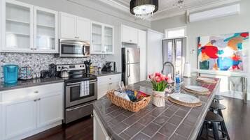 Een koelkast, een microgolfoven, een oven, een kookplaat