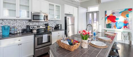 ثلاجة، ميكروويف، فرن، موقد طهي مسطح