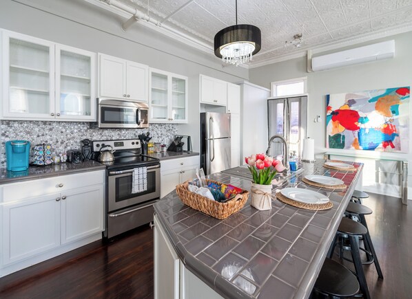 Jääkaappi, mikroaaltouuni, uuni, liesi