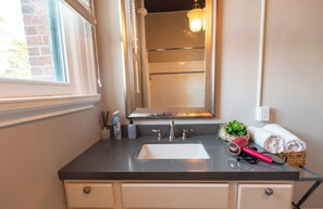 Secador de cabelo, toalhas de banho