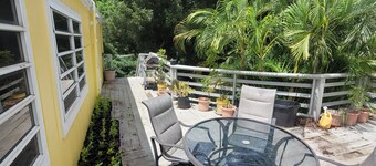 spacious 3 bd, 2 ba. 
wsh/dry onsite - AC - stable Wi-Fi - full kitchen 