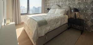 2 chambres, bureau, fer et planche à repasser, lit de bébé portatif