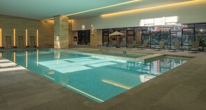 Innendørsbasseng og et oppvarmet basseng